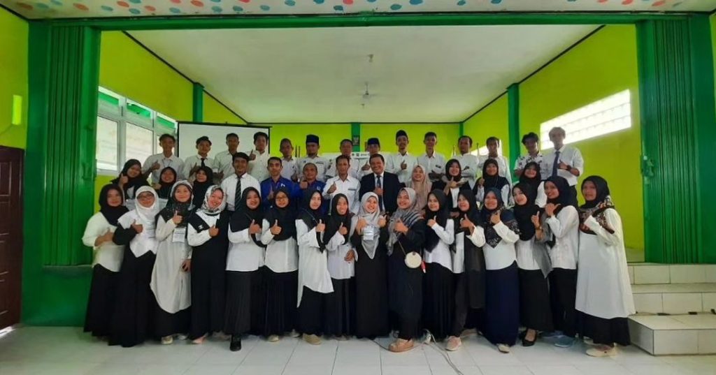 In House Training ( IHT ), Penggunaan Learning Management System-LMS dan Digital Marketing ( Beriklan di Sosial Media - Meta Ads ) di SMK S Yapura 1&2 Tenjolaya Bogor, Jawa Barat.